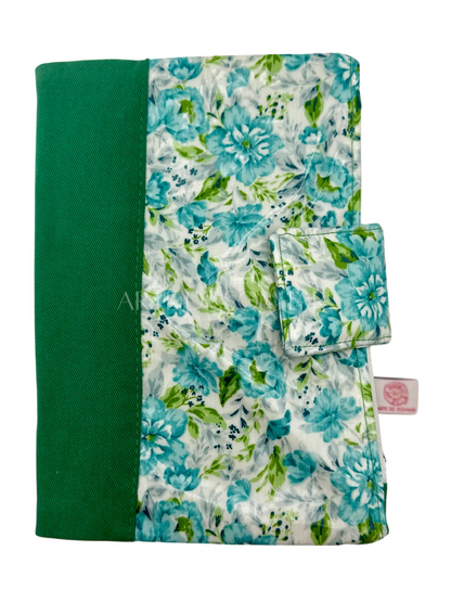 Capa de livro verde com flores