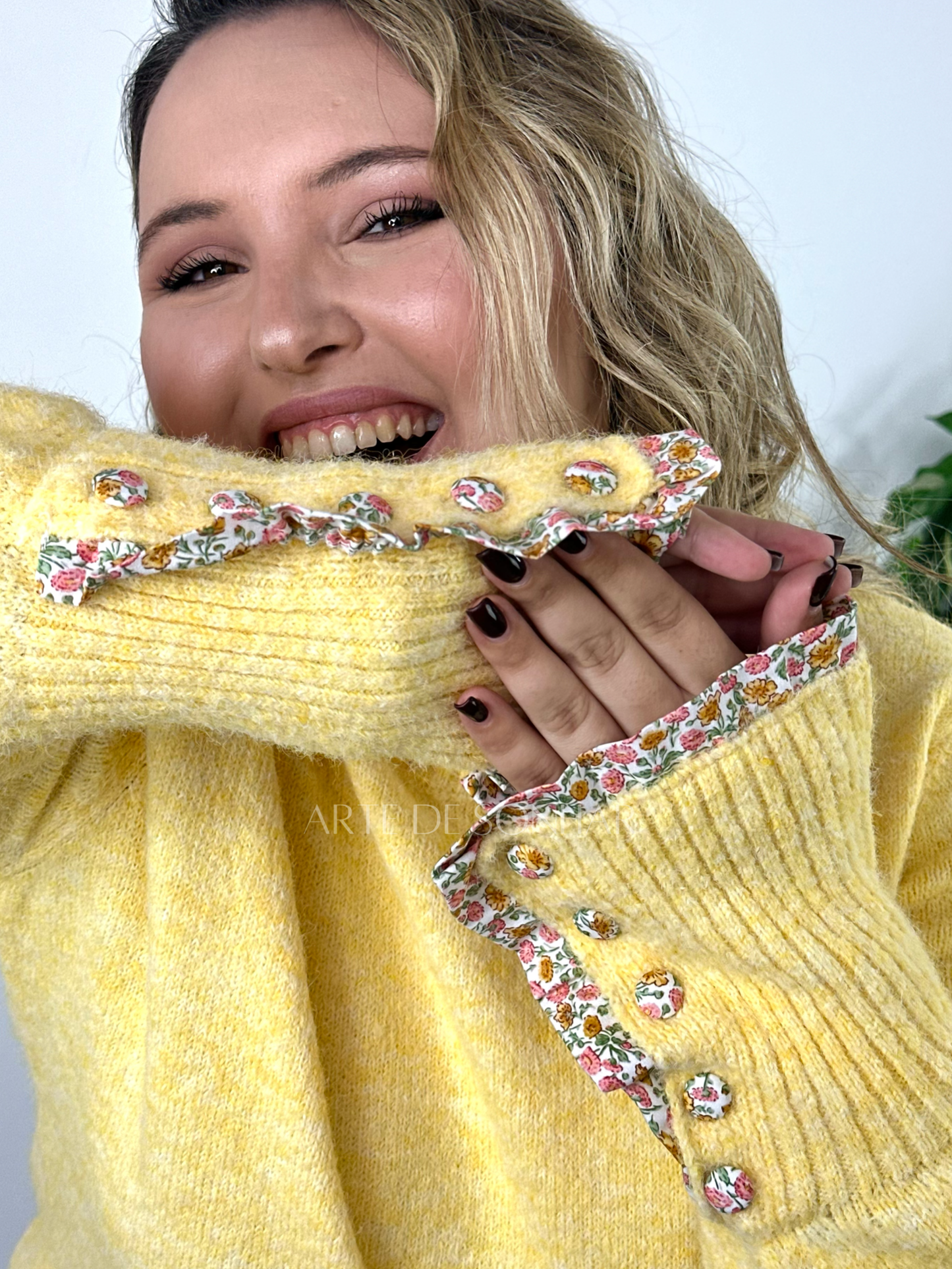 Camisola de malha amarela com florzinhas