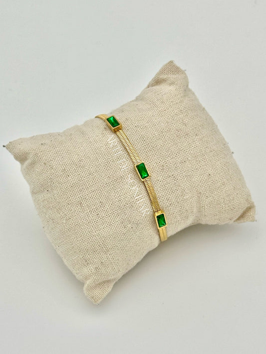 Pulseira dourada com cristais verdes