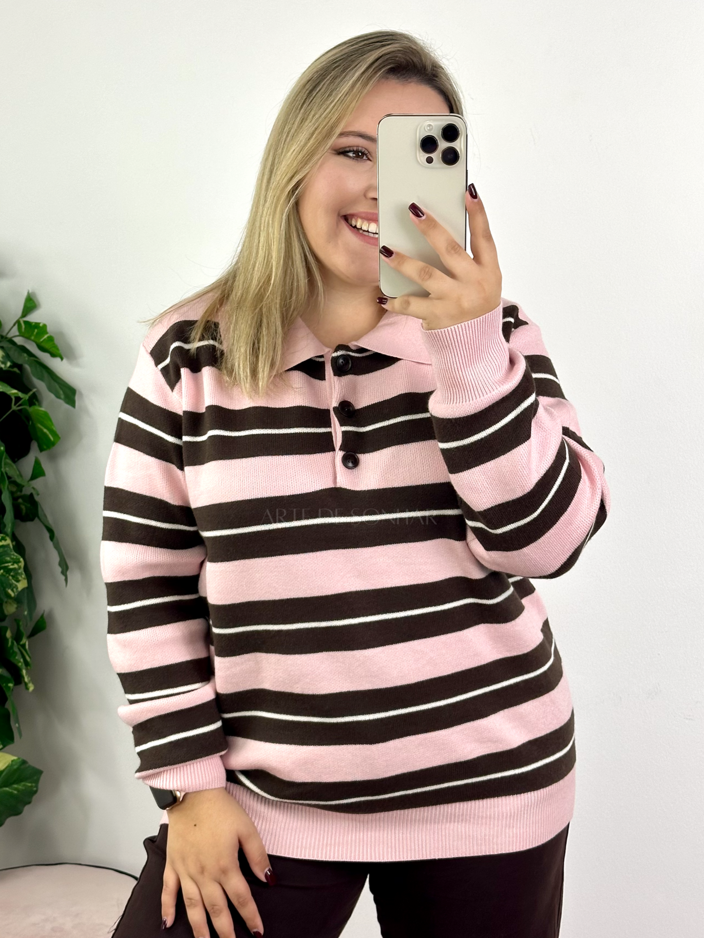 Polo de riscas rosa e castanho