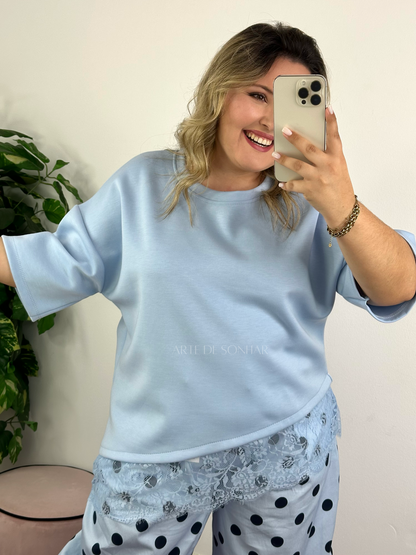 T-shirt azul céu assimétrica com renda