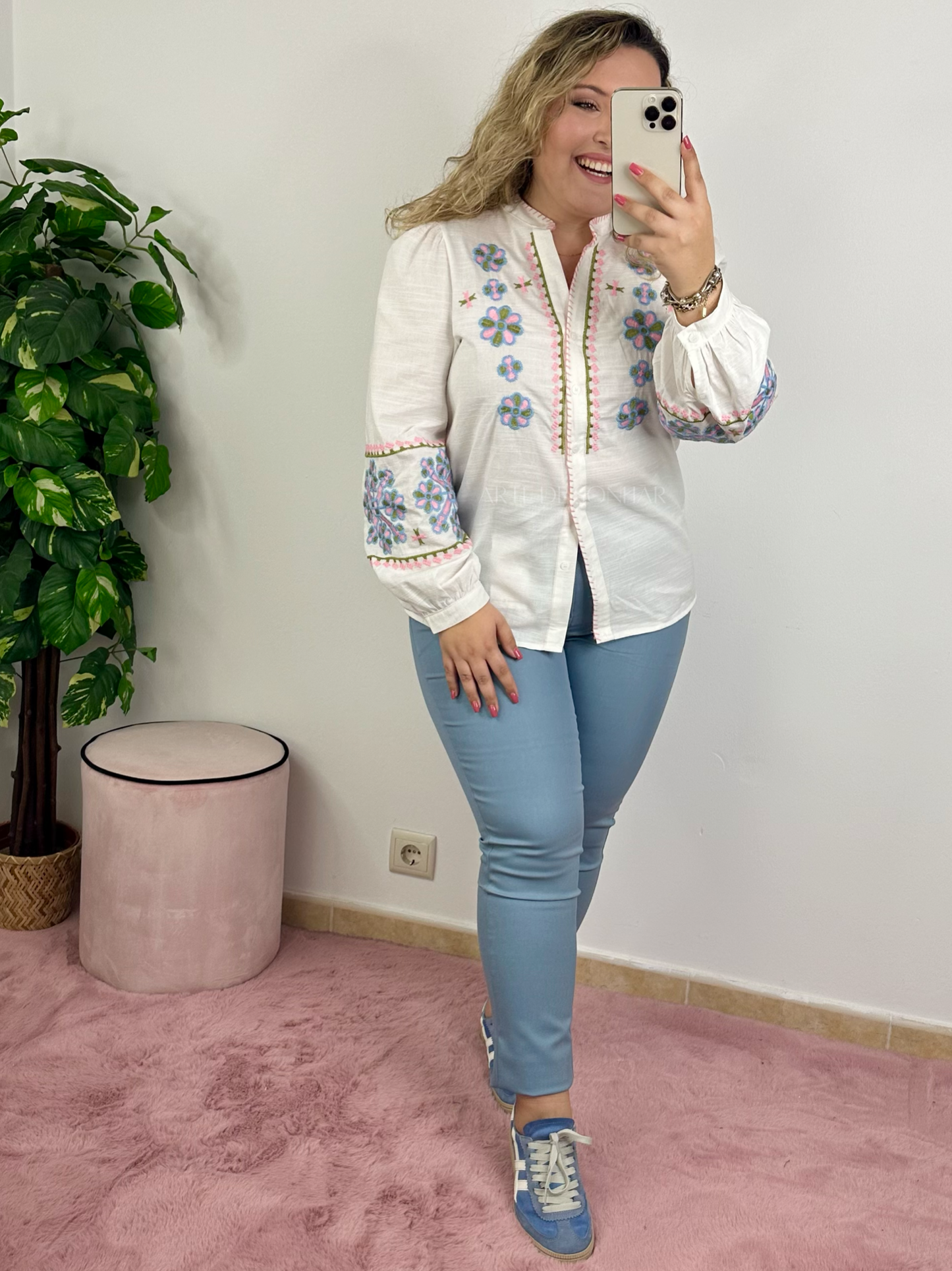 Camisa com flores bordadas