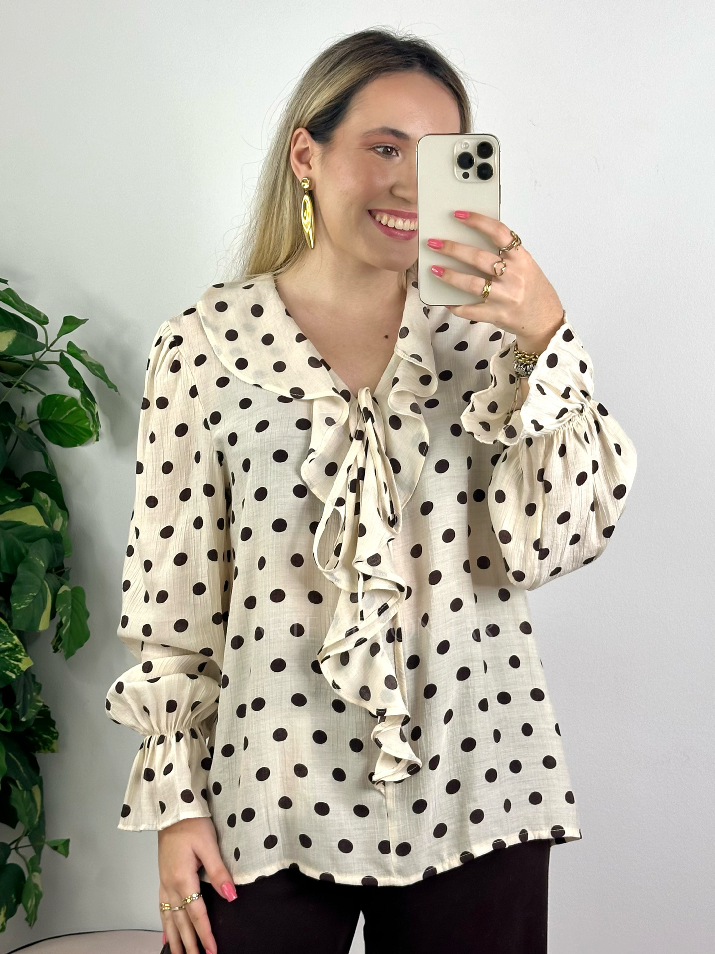 Blusa bege de bolinhas castanhas com folhos