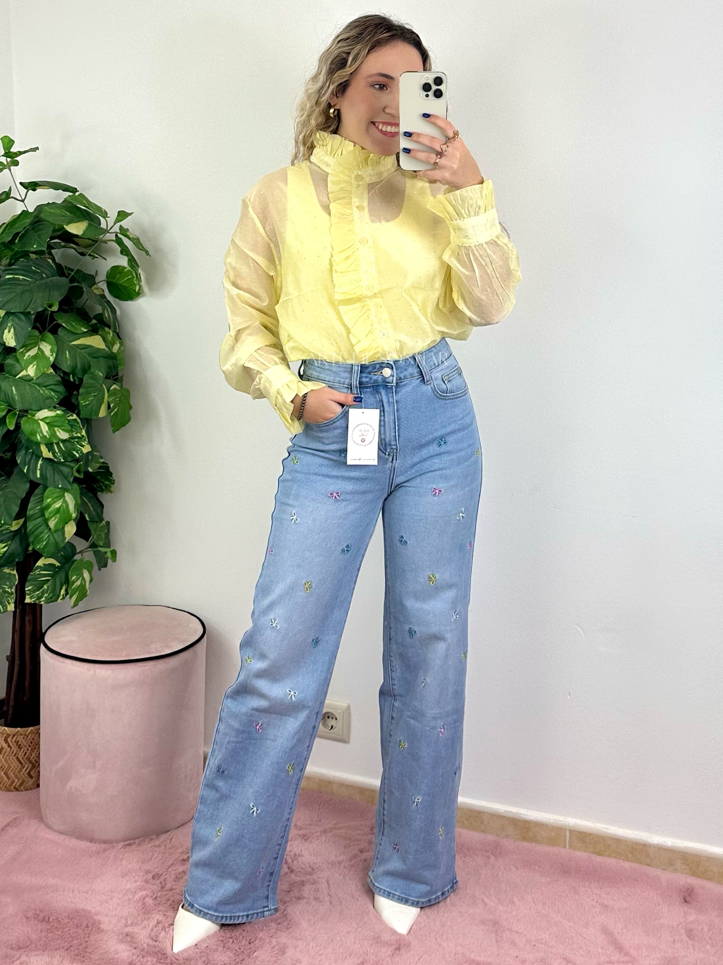 Camisa amarela com transparências e folhos e brilhantes