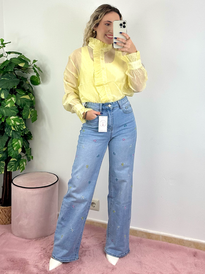 Camisa amarela com transparências e folhos e brilhantes