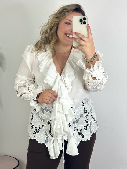 Blusa branca com folhos e flores rendadas