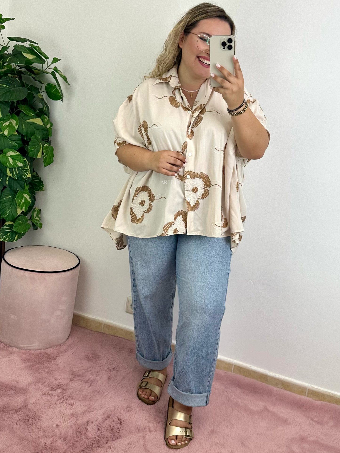 Camisa oversize bege com bordados camel