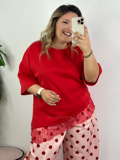 T-shirt vermelha assimétrica com renda