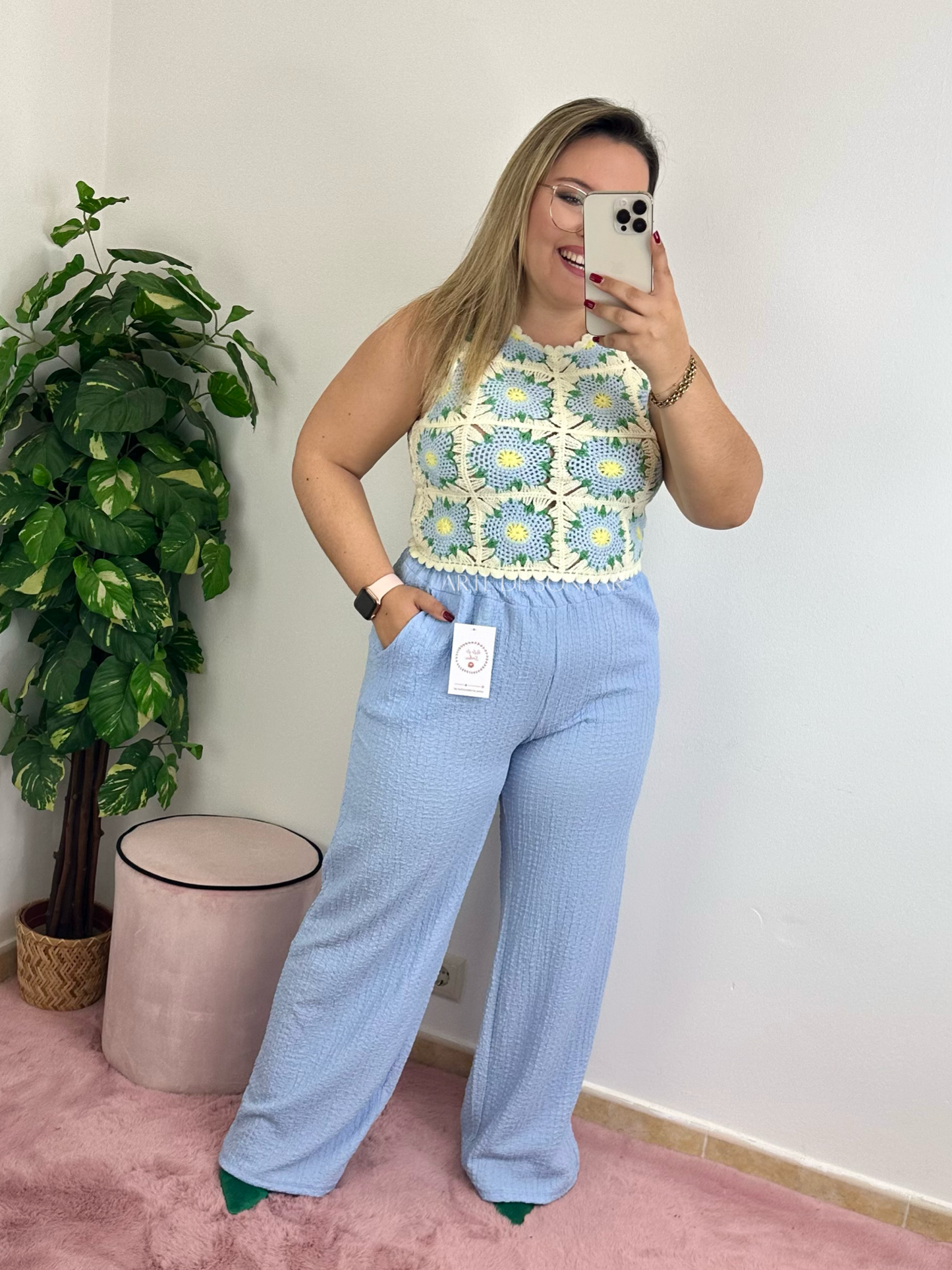 Top de crochet com flores azul e bege