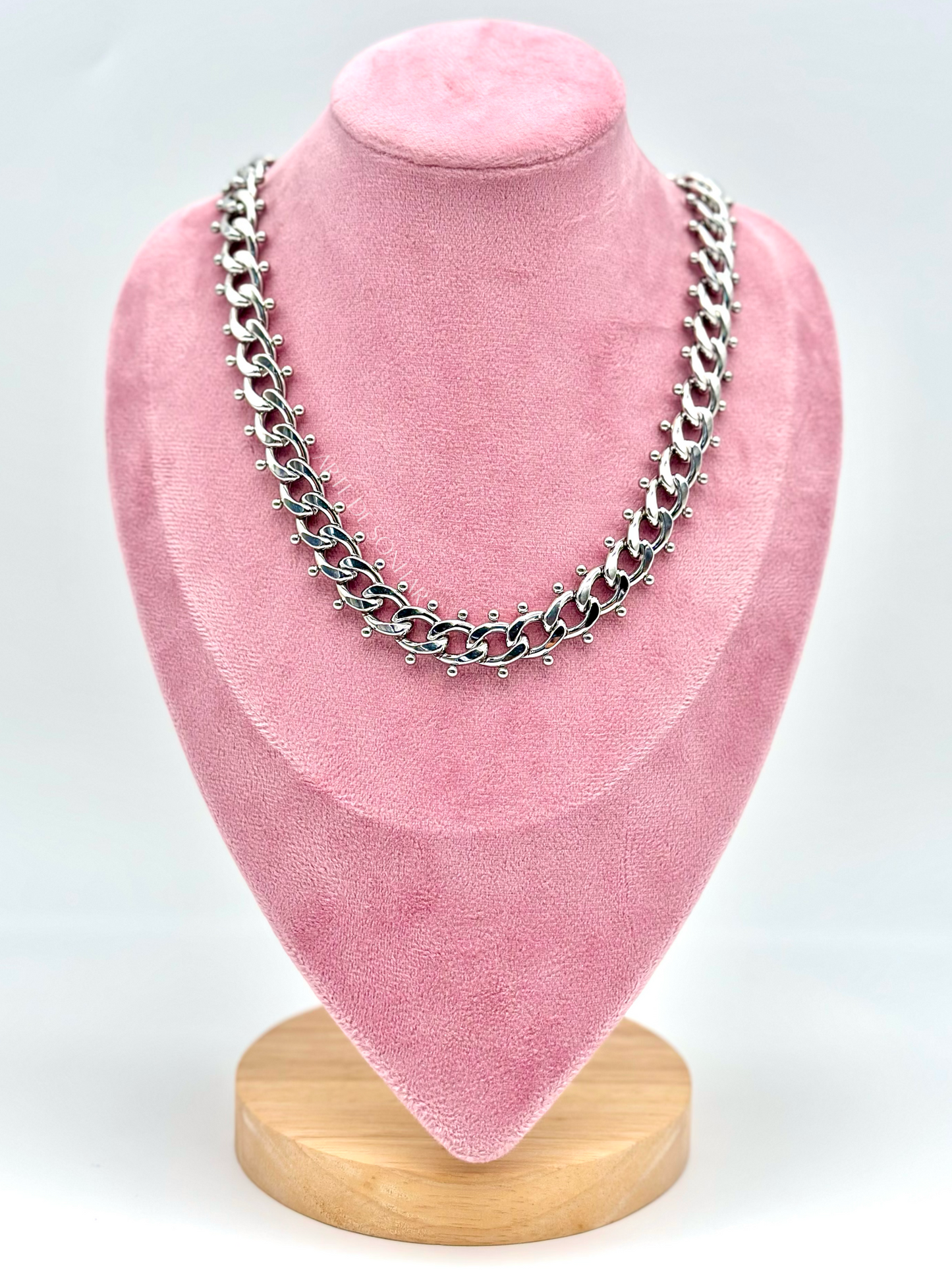 Colar prateado de malha aberta grande com bolinhas