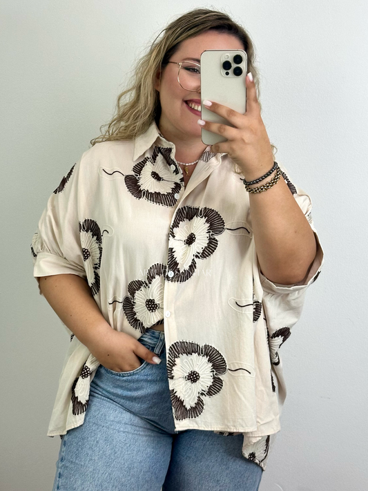 Camisa oversize bege com bordados castanhos