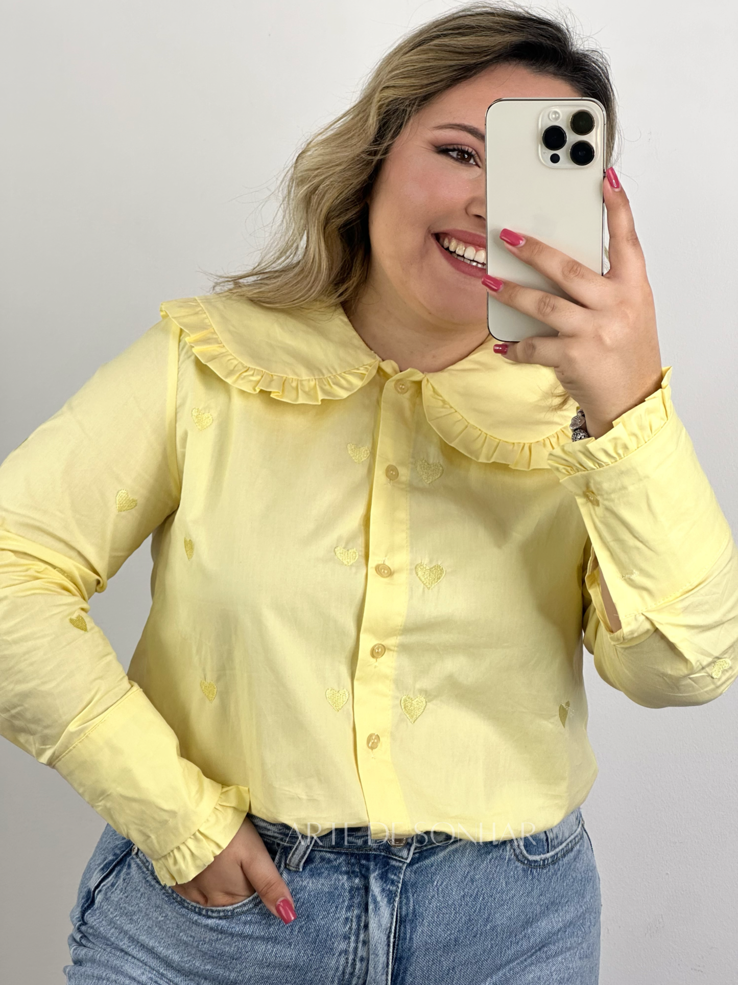 Camisa com corações e babados amarela