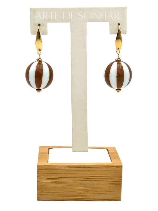 Brincos de bolas castanho e branco