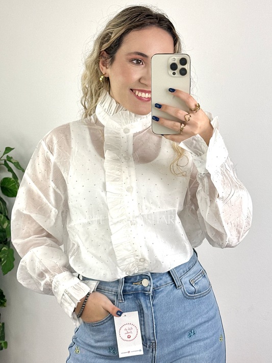 Camisa branca com transparências e folhos e brilhantes