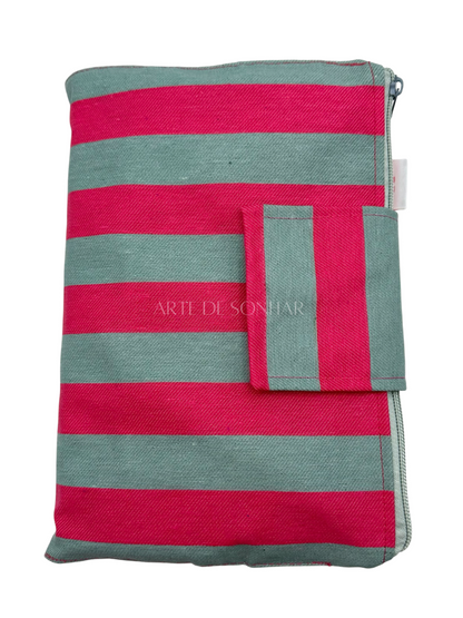 Capa de livro com bolso e riscas rosa e cinza