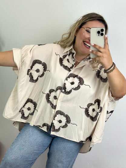 Camisa oversize bege com bordados castanhos