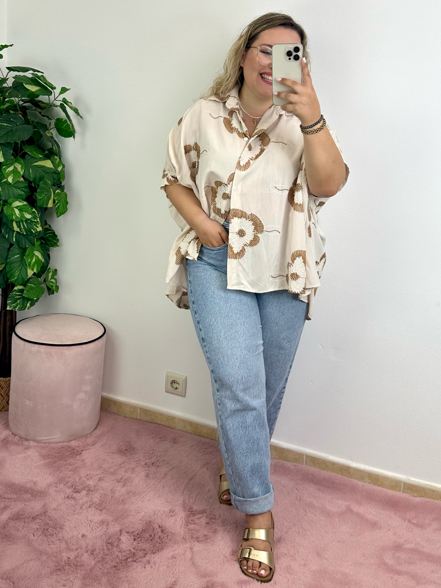 Camisa oversize bege com bordados camel