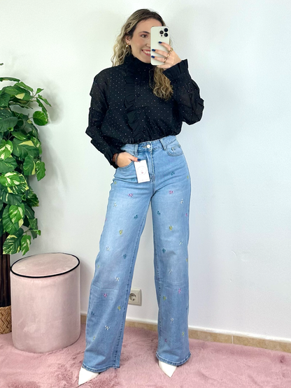 Camisa preta com transparências e folhos e brilhantes