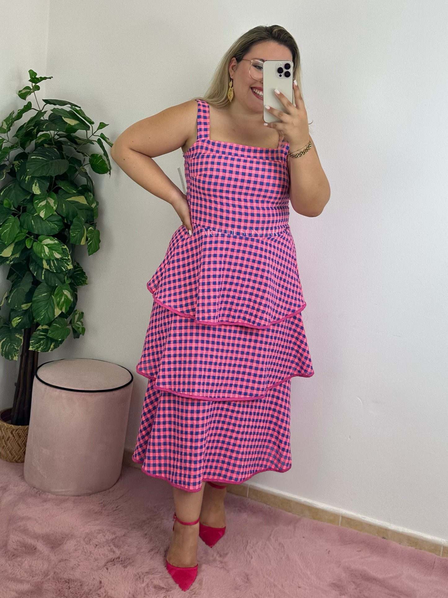 Vestido com folhos rosa e azul