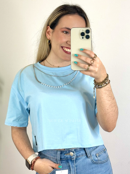 T-shirts curtas com aplique de pérolas e corrente