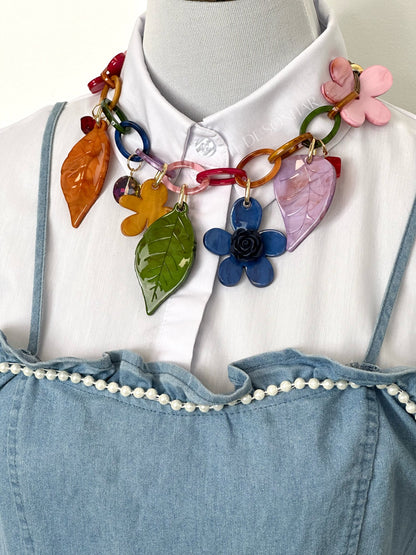 Colar em acrílico com flores e folhas multicor