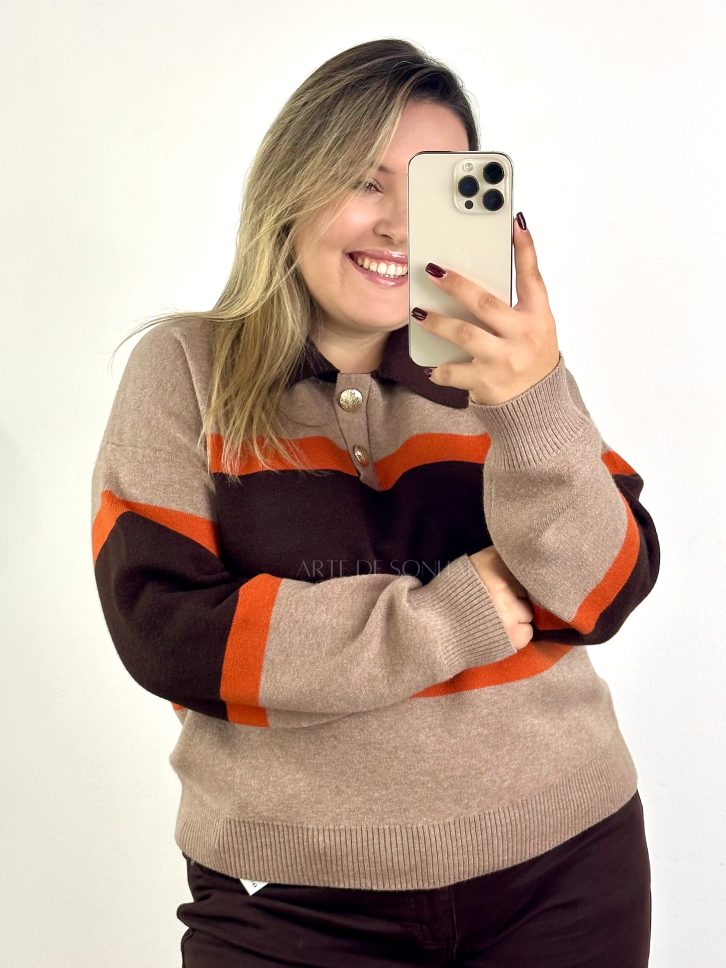 Polo taupe com castanho e laranja