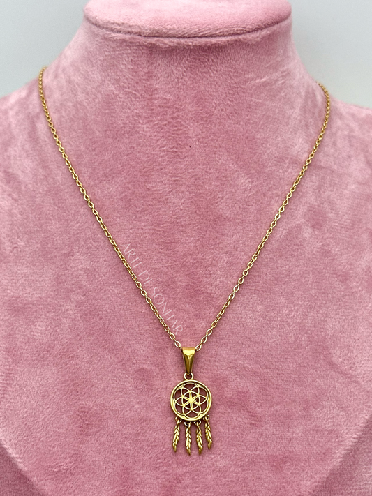 Colar dourado com caça sonhos