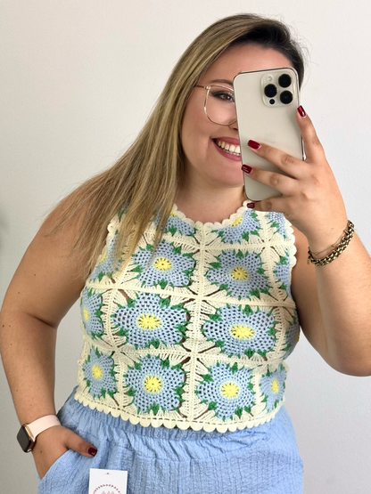 Top de crochet com flores azul e bege