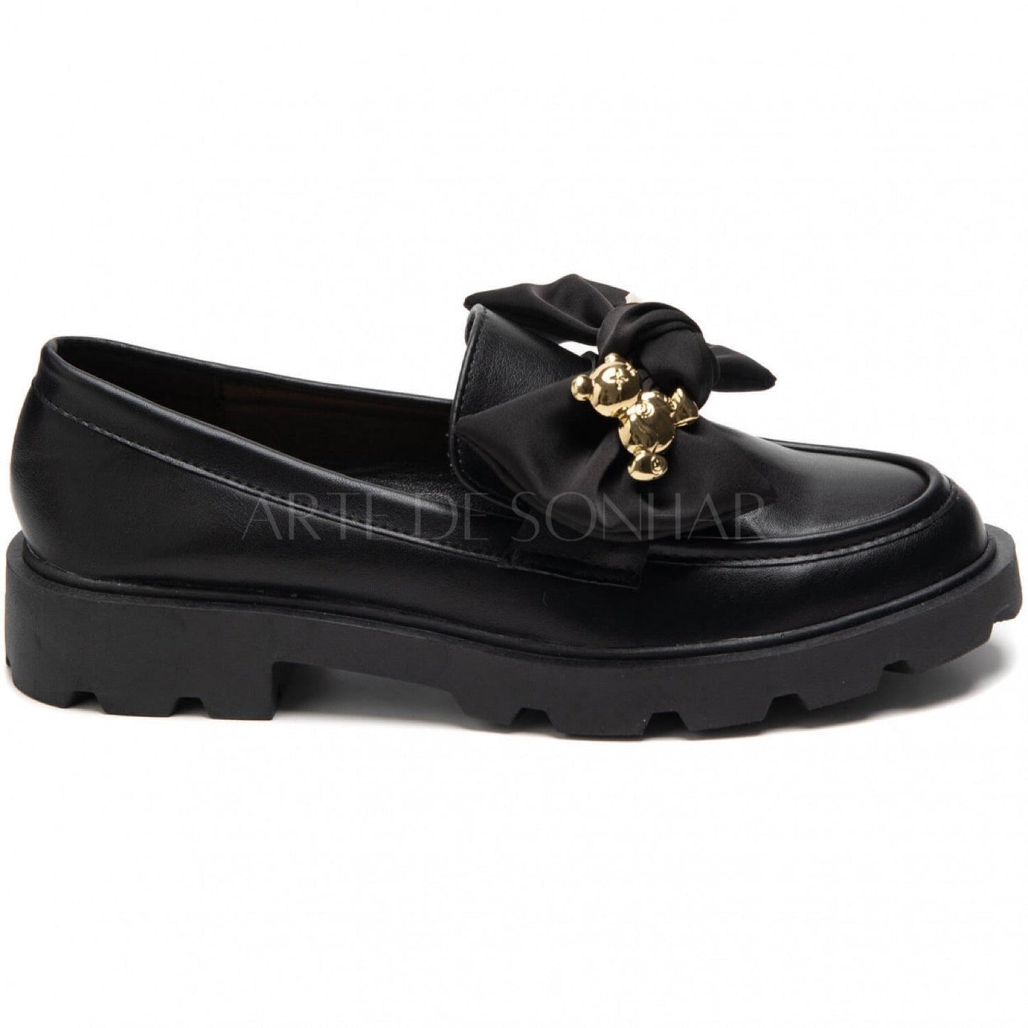 Sapatos pretos com laço e ursinho