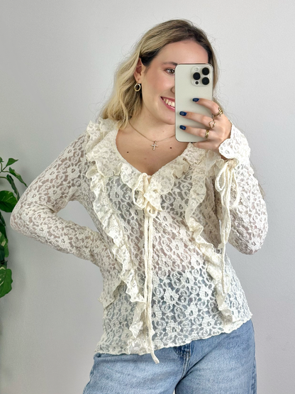 Blusa de renda com atilhos bege
