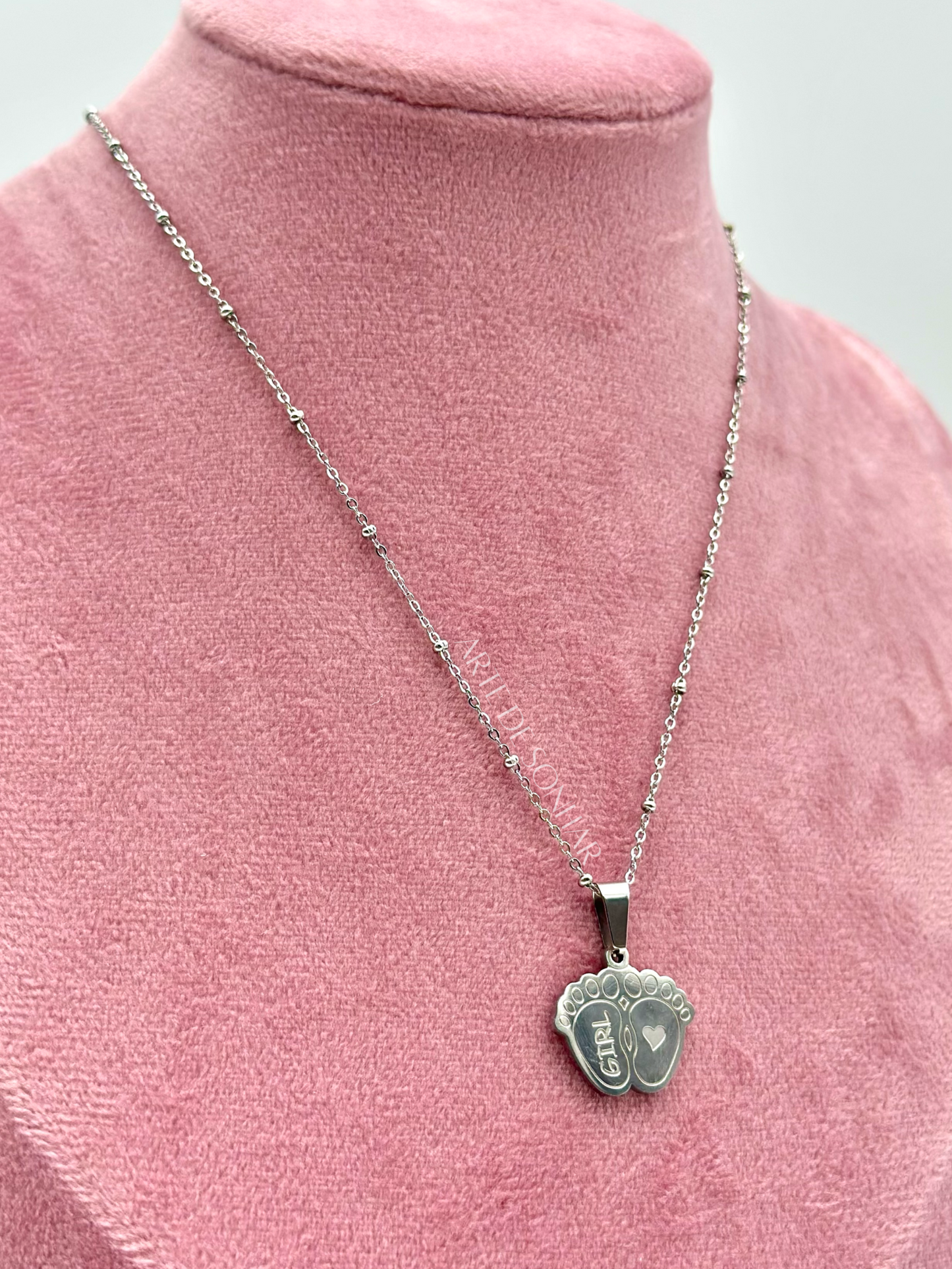 Colar dos pezinhos Girl