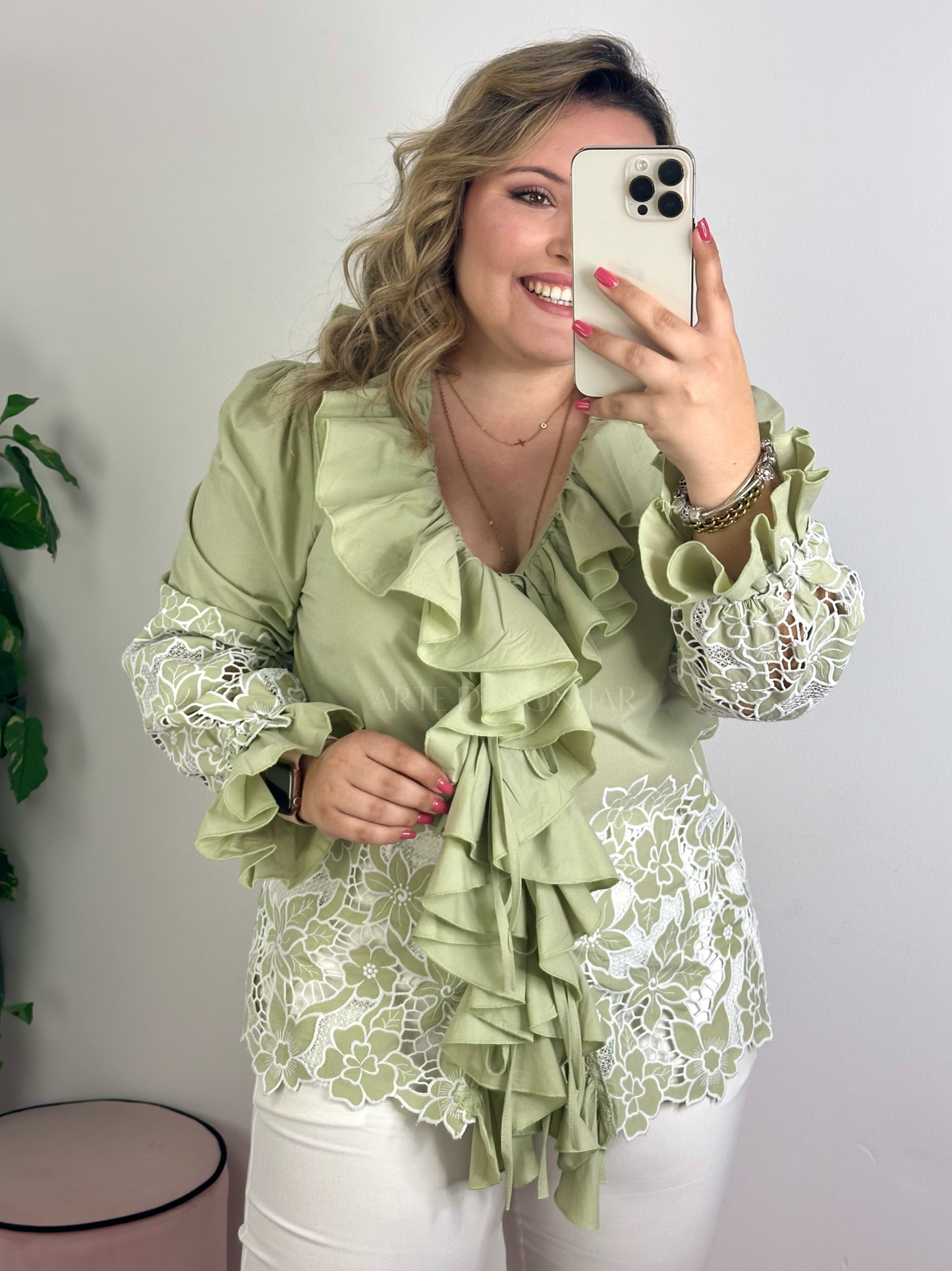 Blusa verde com folhos e flores rendadas