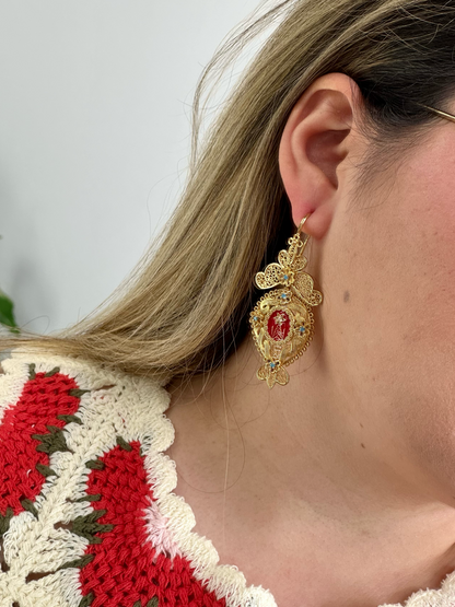 Top de crochet com flores vermelho e bege