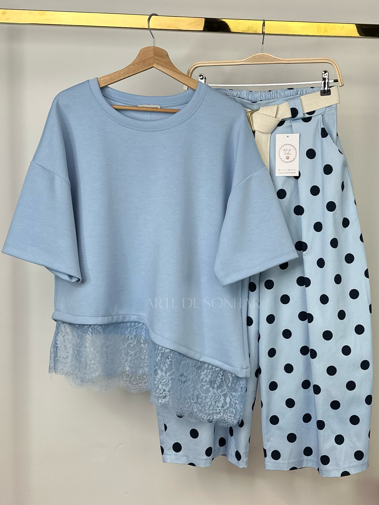T-shirt azul céu assimétrica com renda