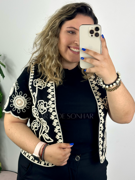 Colete preto com bordados
