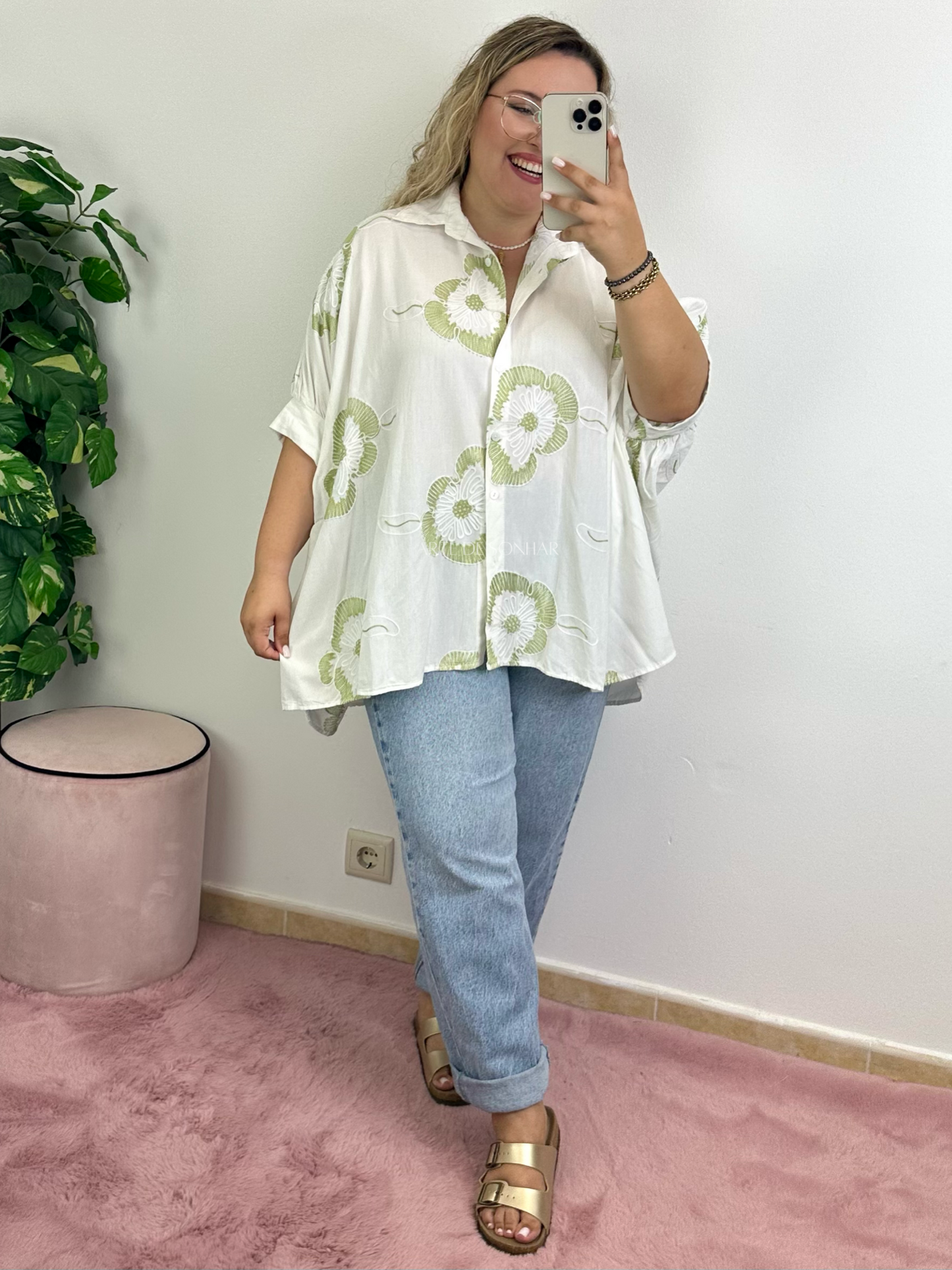 Camisa oversize branca com bordados verdes