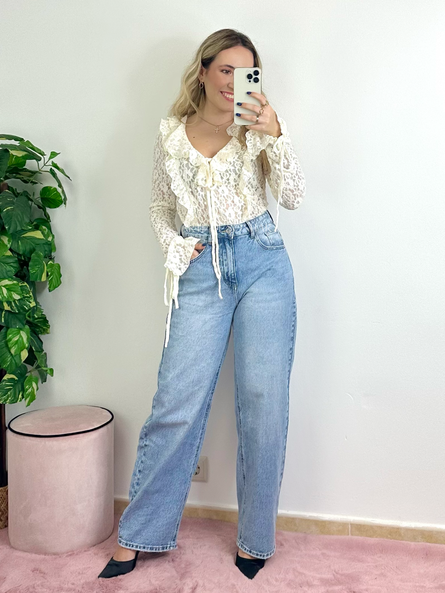 Blusa de renda com atilhos bege