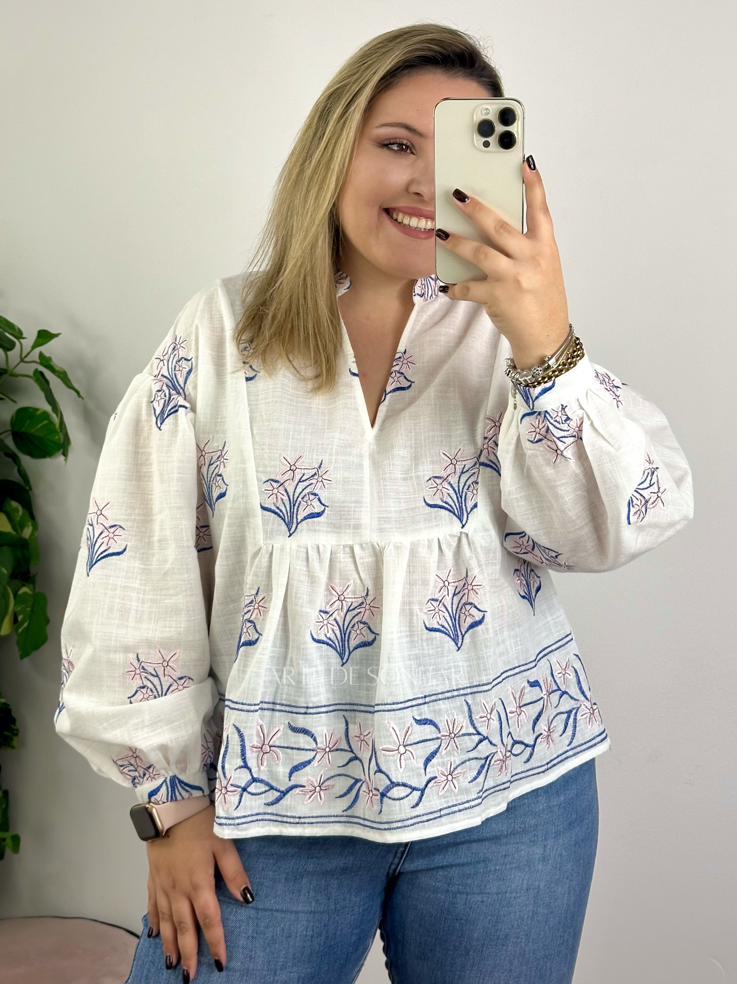 Blusa de flores rosa e azul