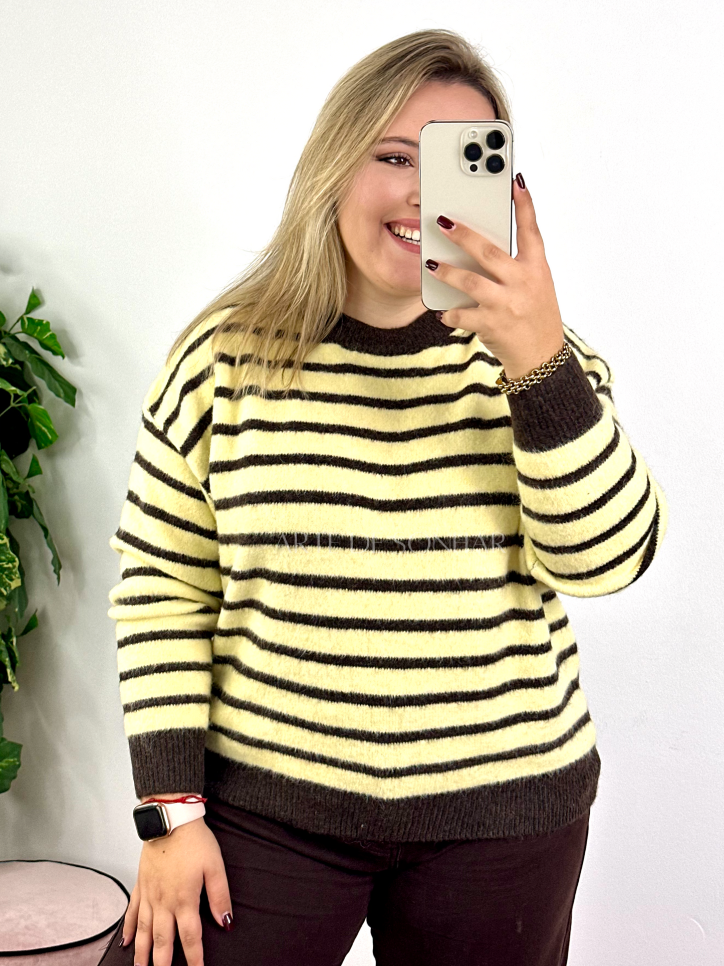 Camisola fofinha de riscas amarelas e castanhas