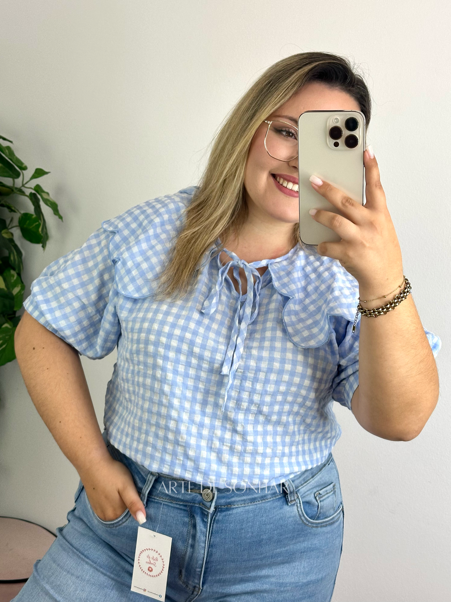 Blusa vichy azul com babados e manga curta