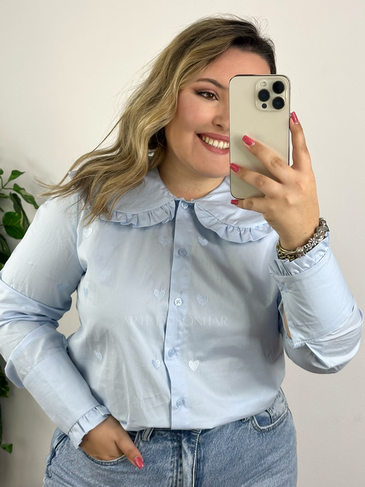 Camisa com corações e babados azul