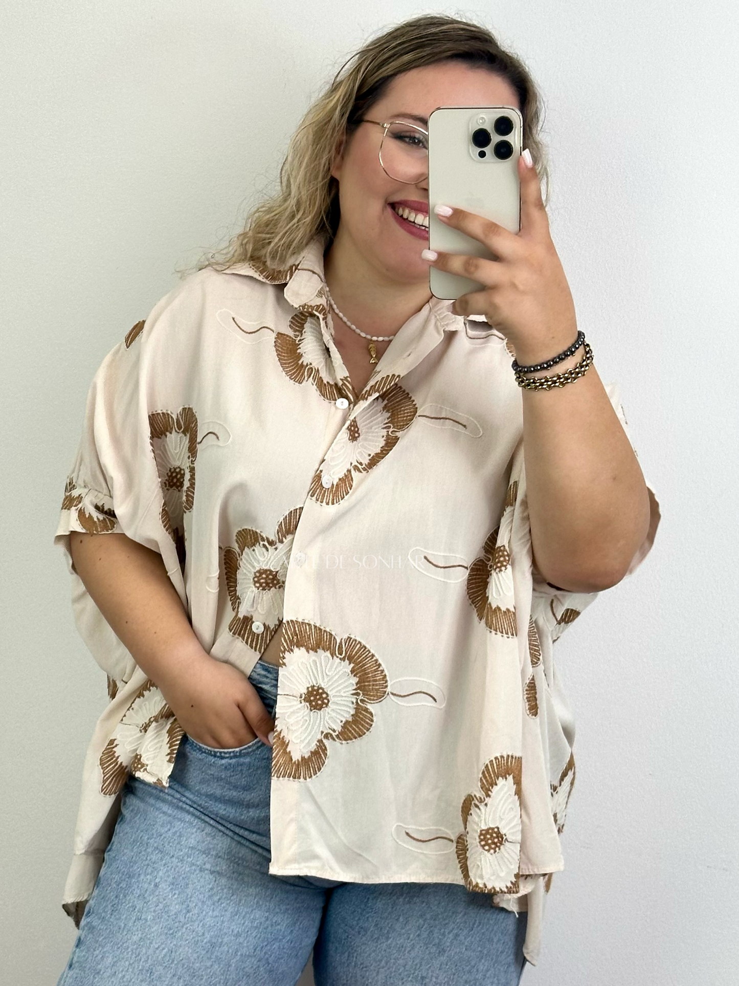 Camisa oversize bege com bordados camel