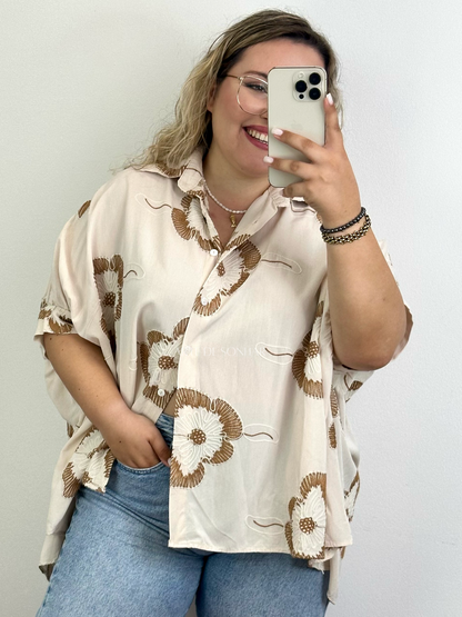 Camisa oversize bege com bordados camel