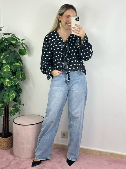 Blusa preta de bolinhas bege com folhos