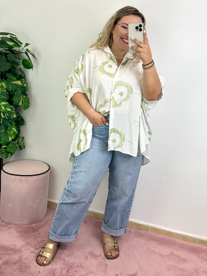 Camisa oversize branca com bordados verdes