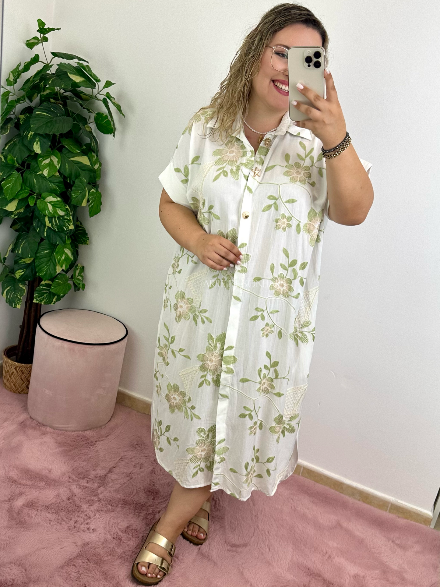 Vestido camiseiro branco com bordados verdes