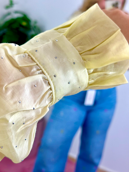 Camisa amarela com transparências e folhos e brilhantes