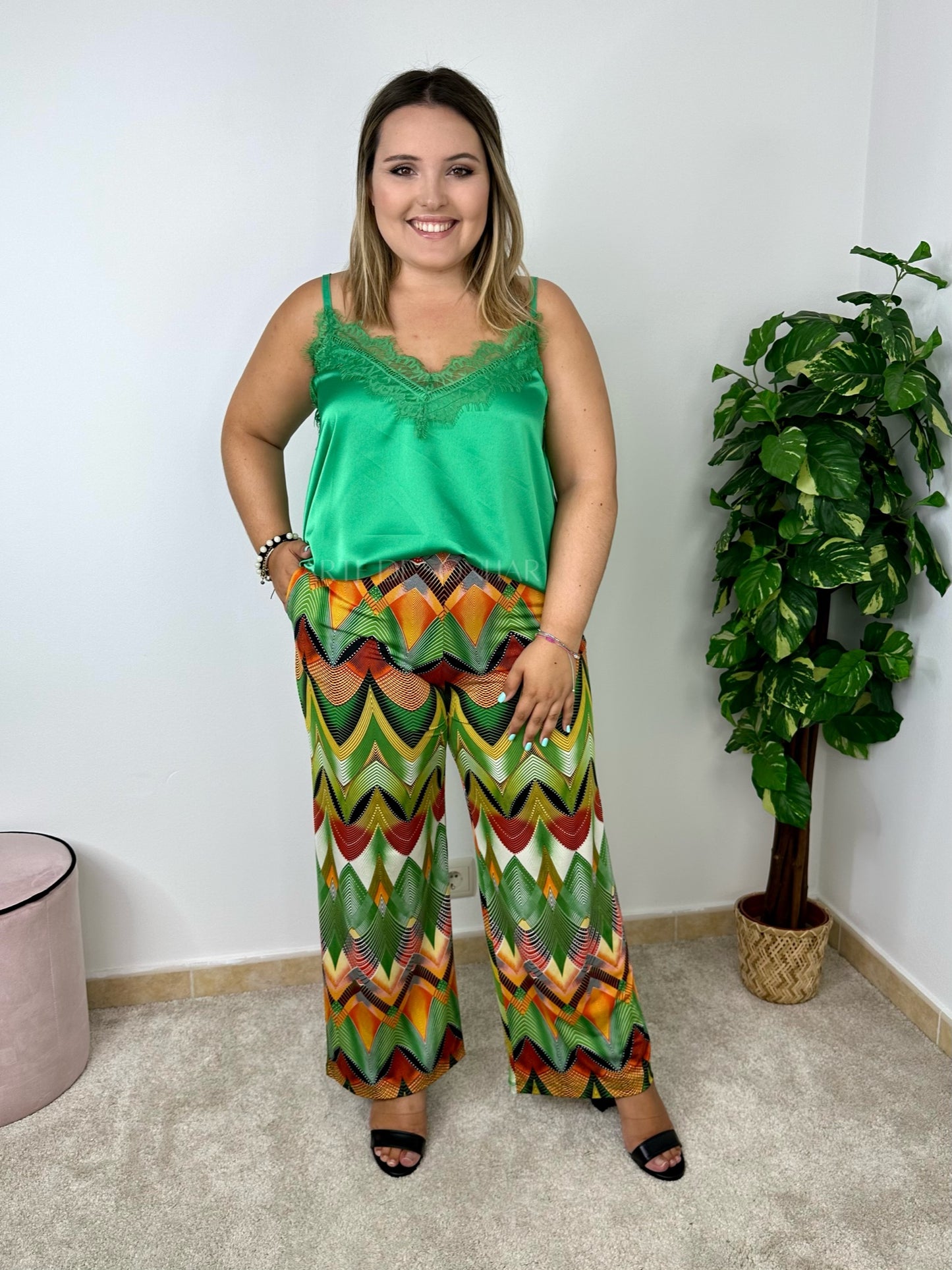 Tops com renda acetinados