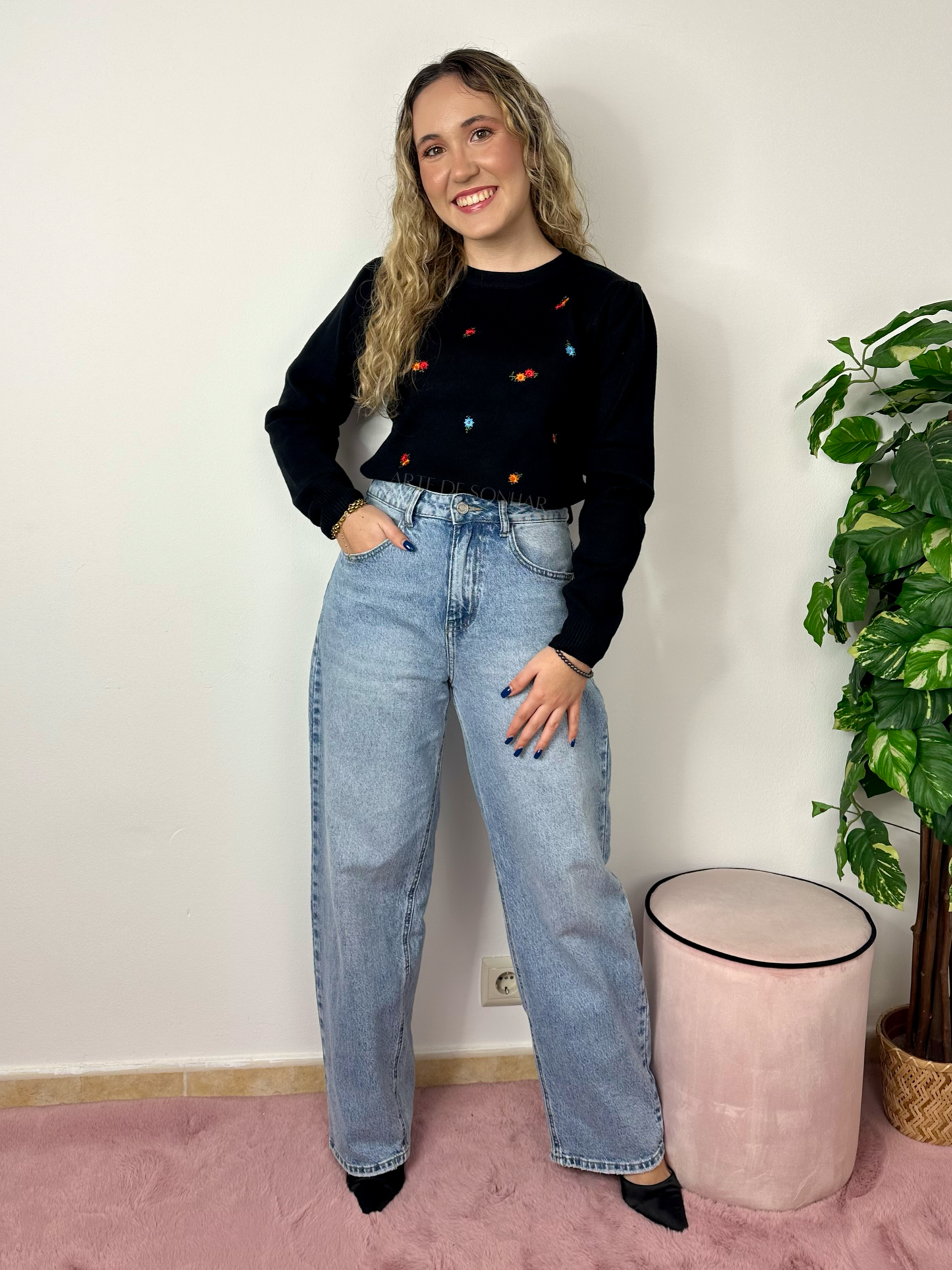 Camisola de malha preta com flores bordadas