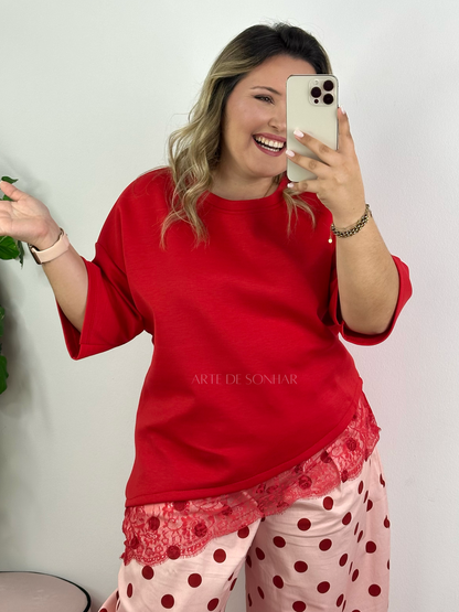 T-shirt vermelha assimétrica com renda